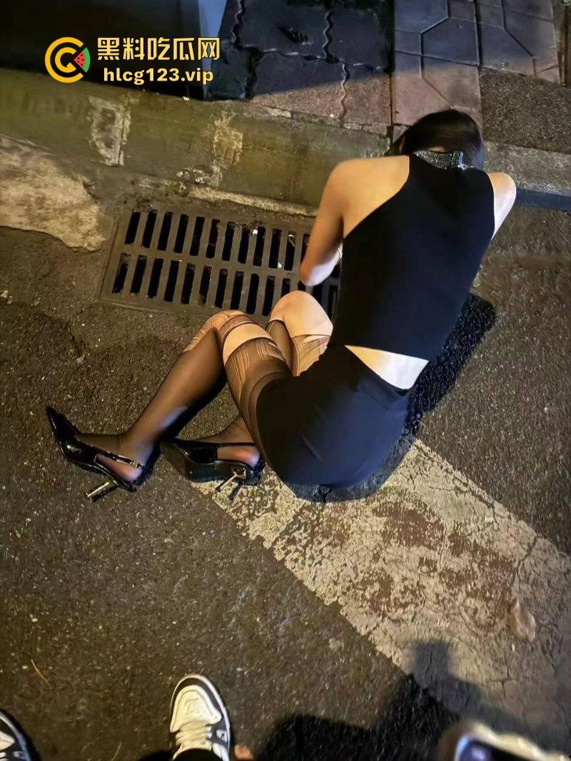 【只怪灯光太催情 让你如此骚不停】 高冷女神夜店秒变淫娃主动送吻赠逼 这还用开房吗？