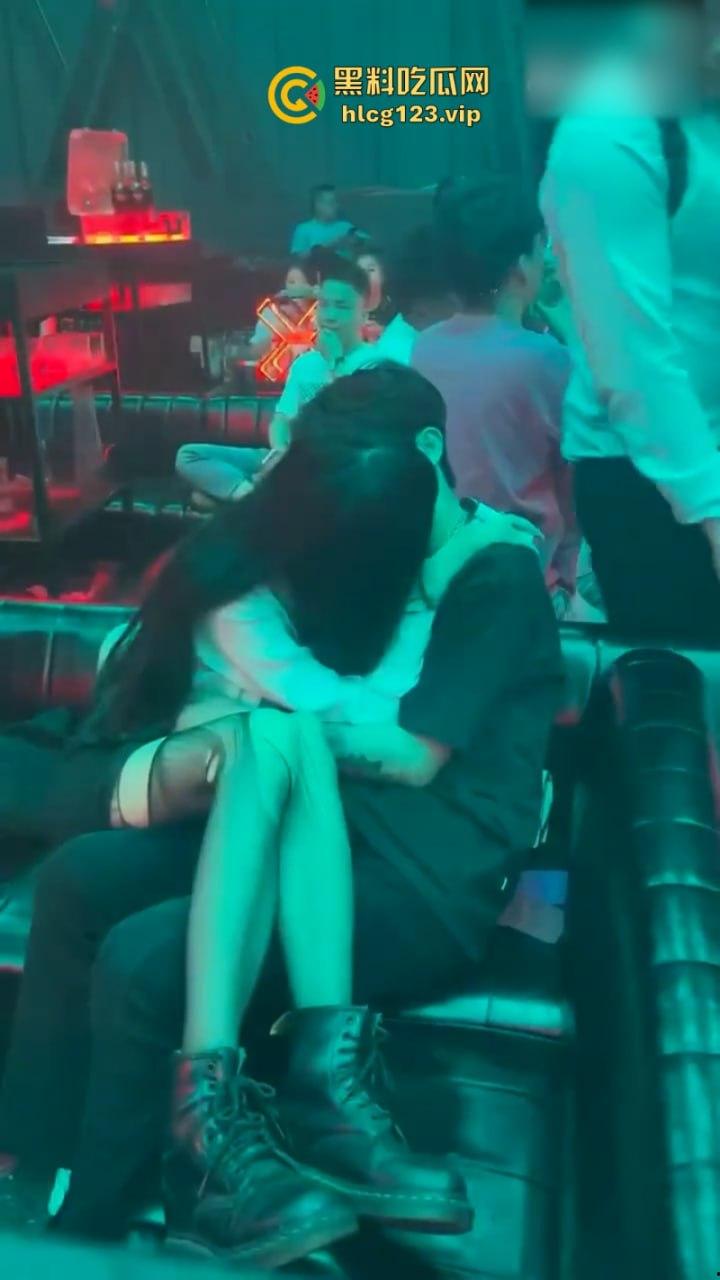 【只怪灯光太催情 让你如此骚不停】 高冷女神夜店秒变淫娃主动送吻赠逼 这还用开房吗?