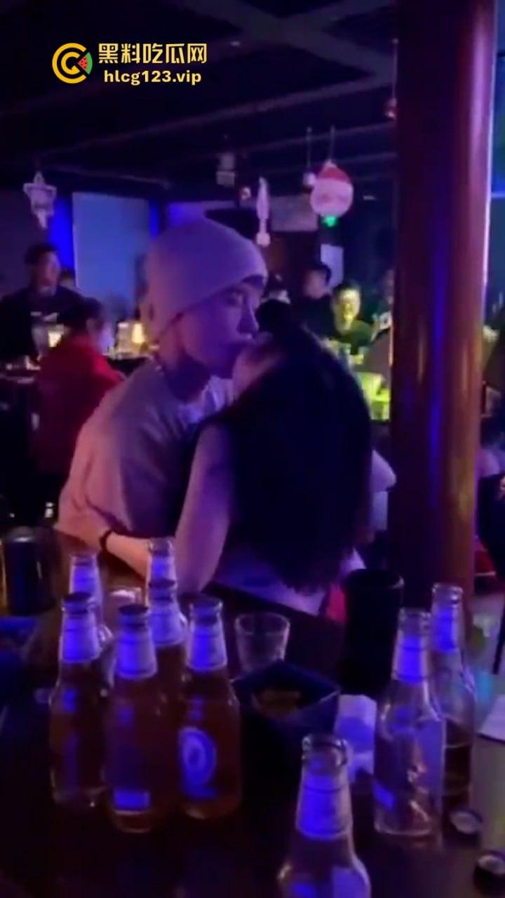 【只怪灯光太催情 让你如此骚不停】 高冷女神夜店秒变淫娃主动送吻赠逼 这还用开房吗?