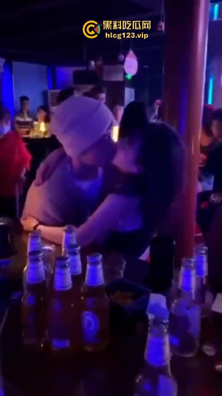 【只怪灯光太催情 让你如此骚不停】 高冷女神夜店秒变淫娃主动送吻赠逼 这还用开房吗?