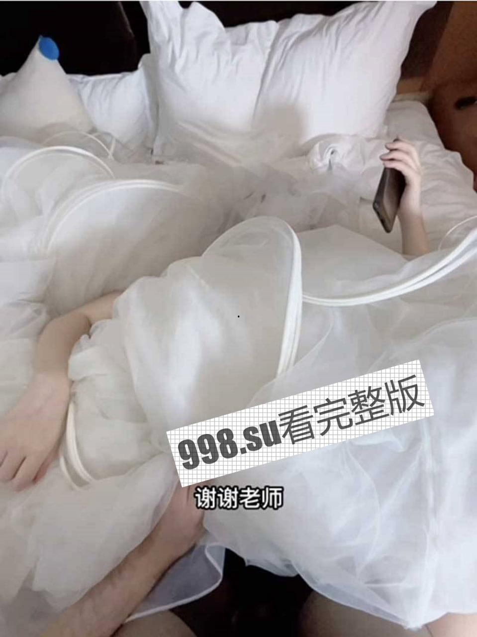 极品反差萝莉 胡九万身穿婚纱挨操时突遇老师电话 被吓秒变喷水娃