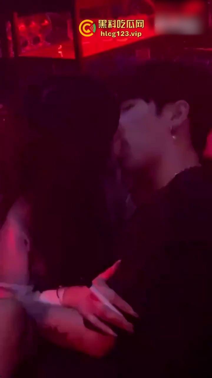 【只怪灯光太催情 让你如此骚不停】 高冷女神夜店秒变淫娃主动送吻赠逼 这还用开房吗?