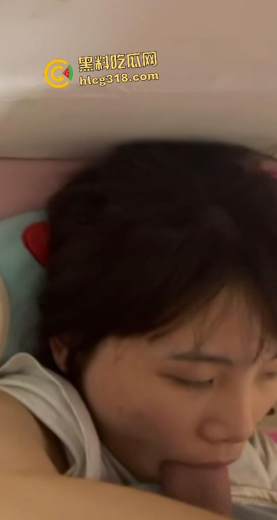 热恋期大学生小情侣在出租房甜蜜慢热后疯狂后入做爱!没尝过“热狗”的还边吃边看电视!