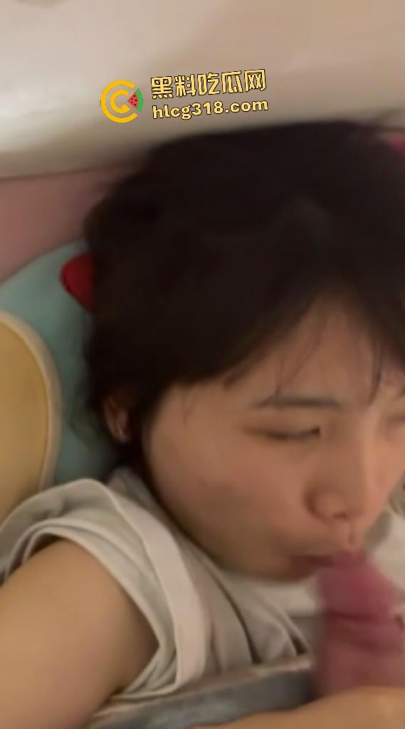 热恋期大学生小情侣在出租房甜蜜慢热后疯狂后入做爱!没尝过“热狗”的还边吃边看电视!