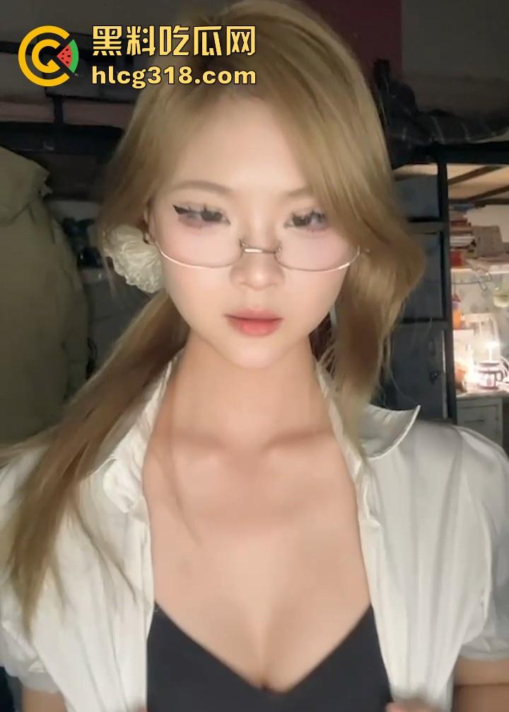 高颜值反差大学生【羊咩咩】宿舍自慰视频曝光,极品巨乳脸B同框自慰,看了很难不硬!