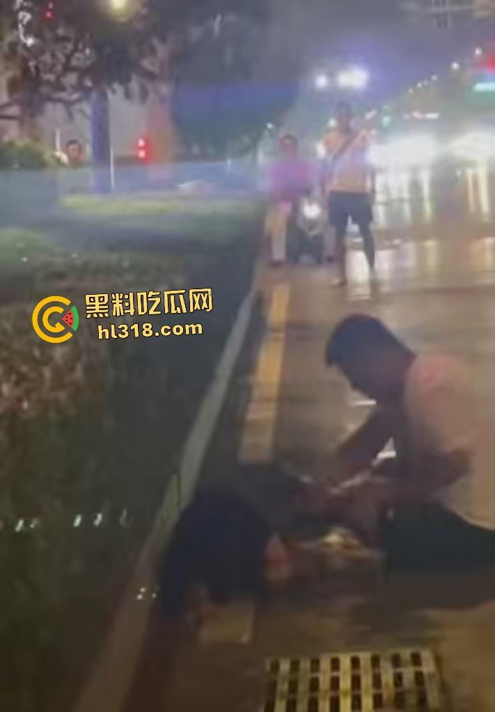 河南一女友出轨在马路边被男友狂扇巴掌，质问你凭什么把逼给他？还扒裤当场羞辱女友！