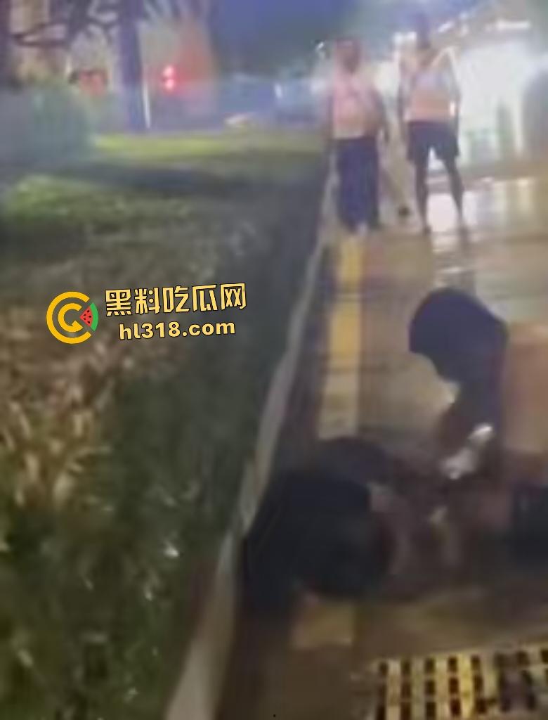 河南一女友出轨在马路边被男友狂扇巴掌,质问你凭什么把逼给他?还扒裤当场羞辱女友!