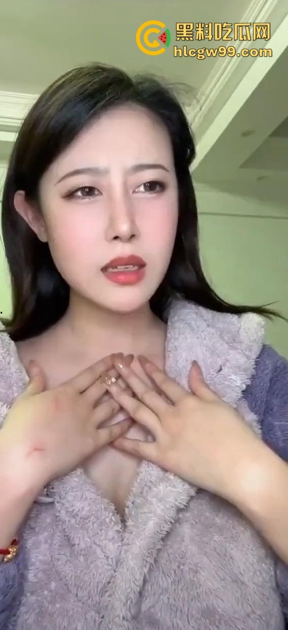 大奶妹子直播新赛道，妹子们D奶E奶全都掏出来晃一晃，奶香四溢弹幕疯了，这玩意儿一只手根本抓不住！