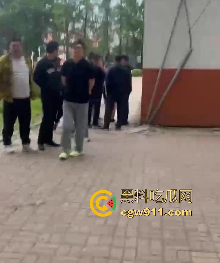 黑龙江佳木斯大学男同出轨被抓,大胖熊现场理论要说法,还高喊着 “逼好紧啊 来插我”,太辣眼睛了!