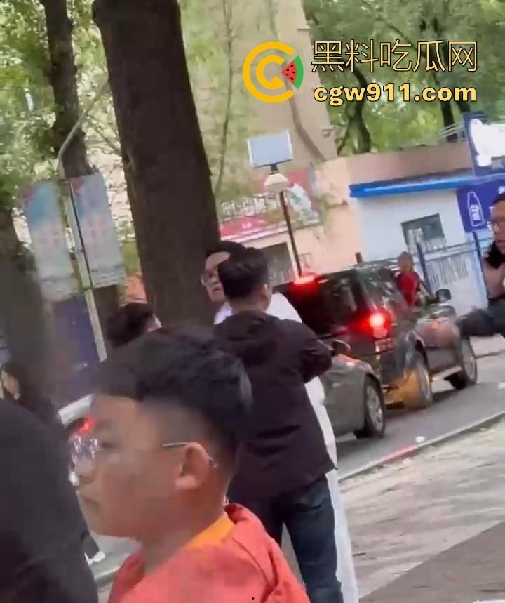 黑龙江佳木斯大学男同出轨被抓,大胖熊现场理论要说法,还高喊着 “逼好紧啊 来插我”,太辣眼睛了!