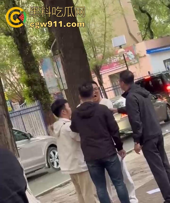 黑龙江佳木斯大学男同出轨被抓,大胖熊现场理论要说法,还高喊着 “逼好紧啊 来插我”,太辣眼睛了!