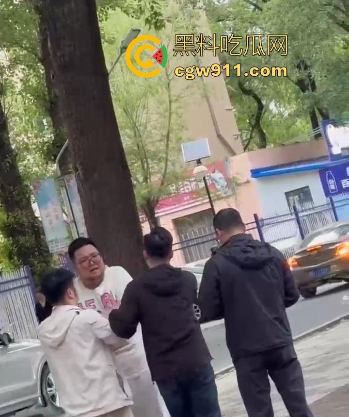 黑龙江佳木斯大学男同出轨被抓,大胖熊现场理论要说法,还高喊着 “逼好紧啊 来插我”,太辣眼睛了!