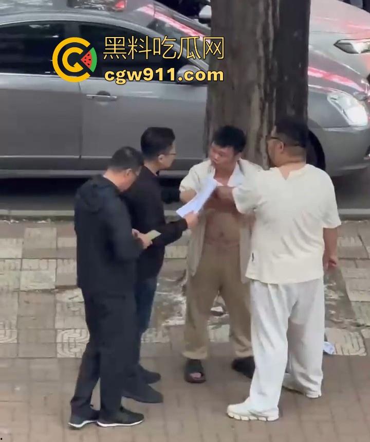 黑龙江佳木斯大学男同出轨被抓,大胖熊现场理论要说法,还高喊着 “逼好紧啊 来插我”,太辣眼睛了!