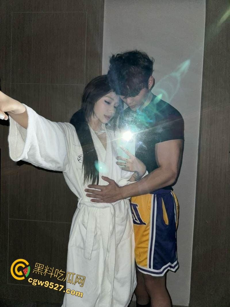 抖音网红【鸡腿弟弟】,肌肉体育生约炮百里送逼的女粉,镜前后入主动录像记录,娇小身材被后入爆操!