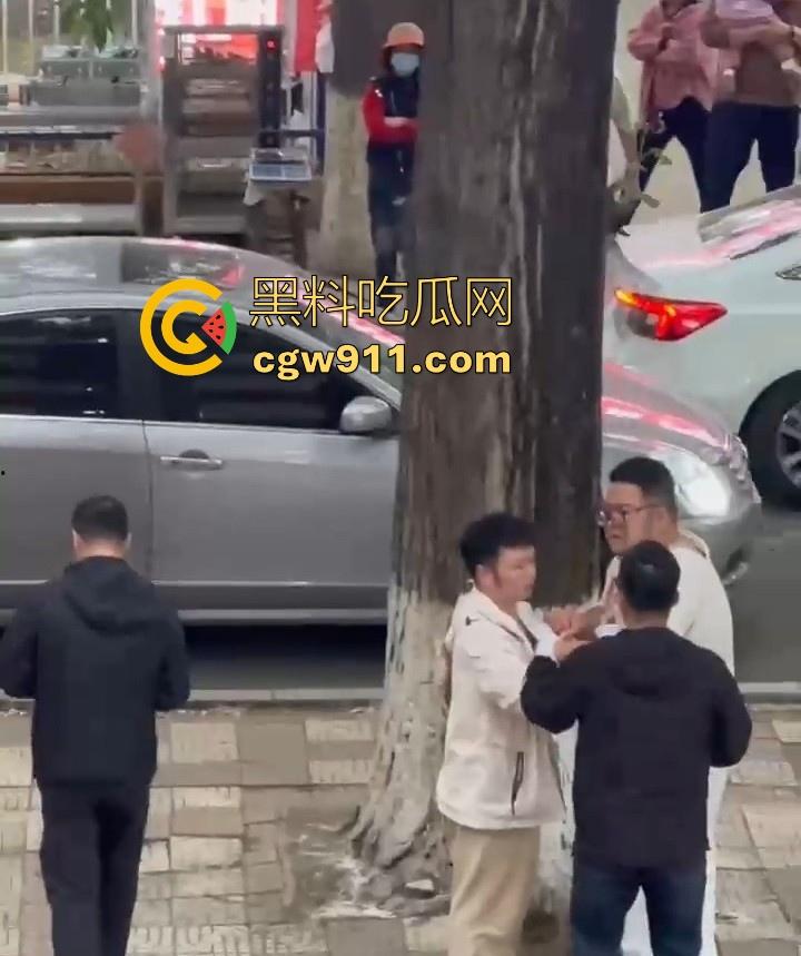 黑龙江佳木斯大学男同出轨被抓,大胖熊现场理论要说法,还高喊着 “逼好紧啊 来插我”,太辣眼睛了!