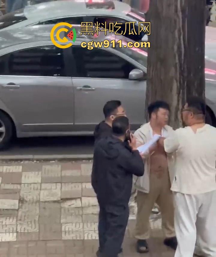 黑龙江佳木斯大学男同出轨被抓,大胖熊现场理论要说法,还高喊着 “逼好紧啊 来插我”,太辣眼睛了!