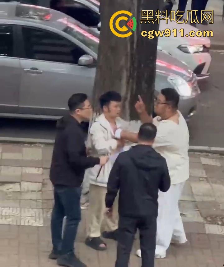 黑龙江佳木斯大学男同出轨被抓,大胖熊现场理论要说法,还高喊着 “逼好紧啊 来插我”,太辣眼睛了!