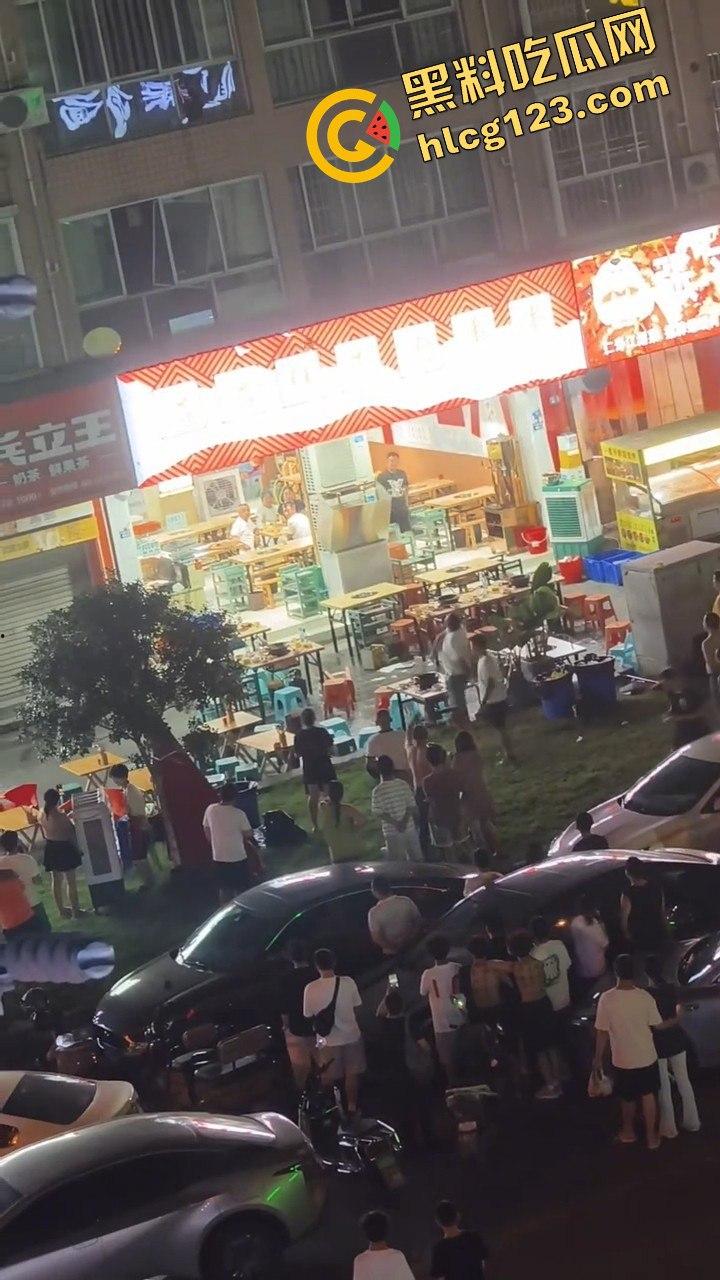 四川成都,路边吃个烧烤都要给被泼！正义大哥直接反击！