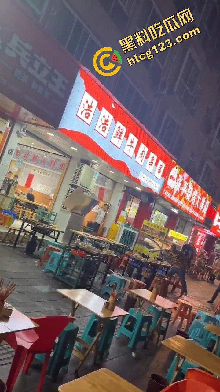 四川成都,路边吃个烧烤都要给被泼!正义大哥直接反击!