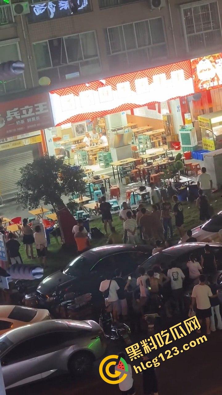 四川成都,路边吃个烧烤都要给被泼!正义大哥直接反击!