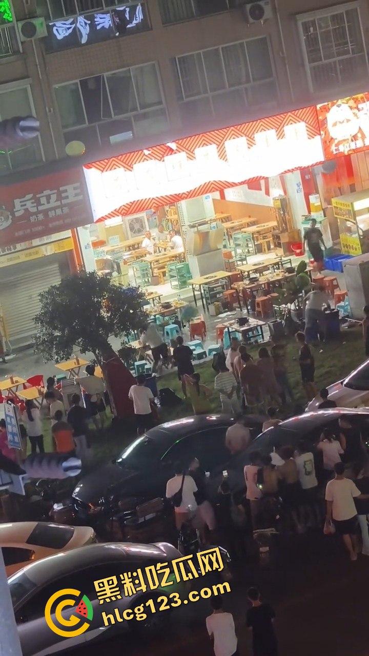 四川成都,路边吃个烧烤都要给被泼!正义大哥直接反击!