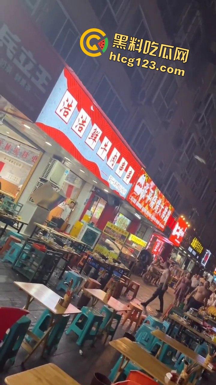 四川成都,路边吃个烧烤都要给被泼!正义大哥直接反击!