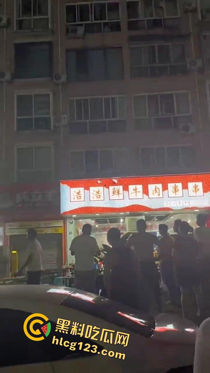 四川成都,路边吃个烧烤都要给被泼!正义大哥直接反击!