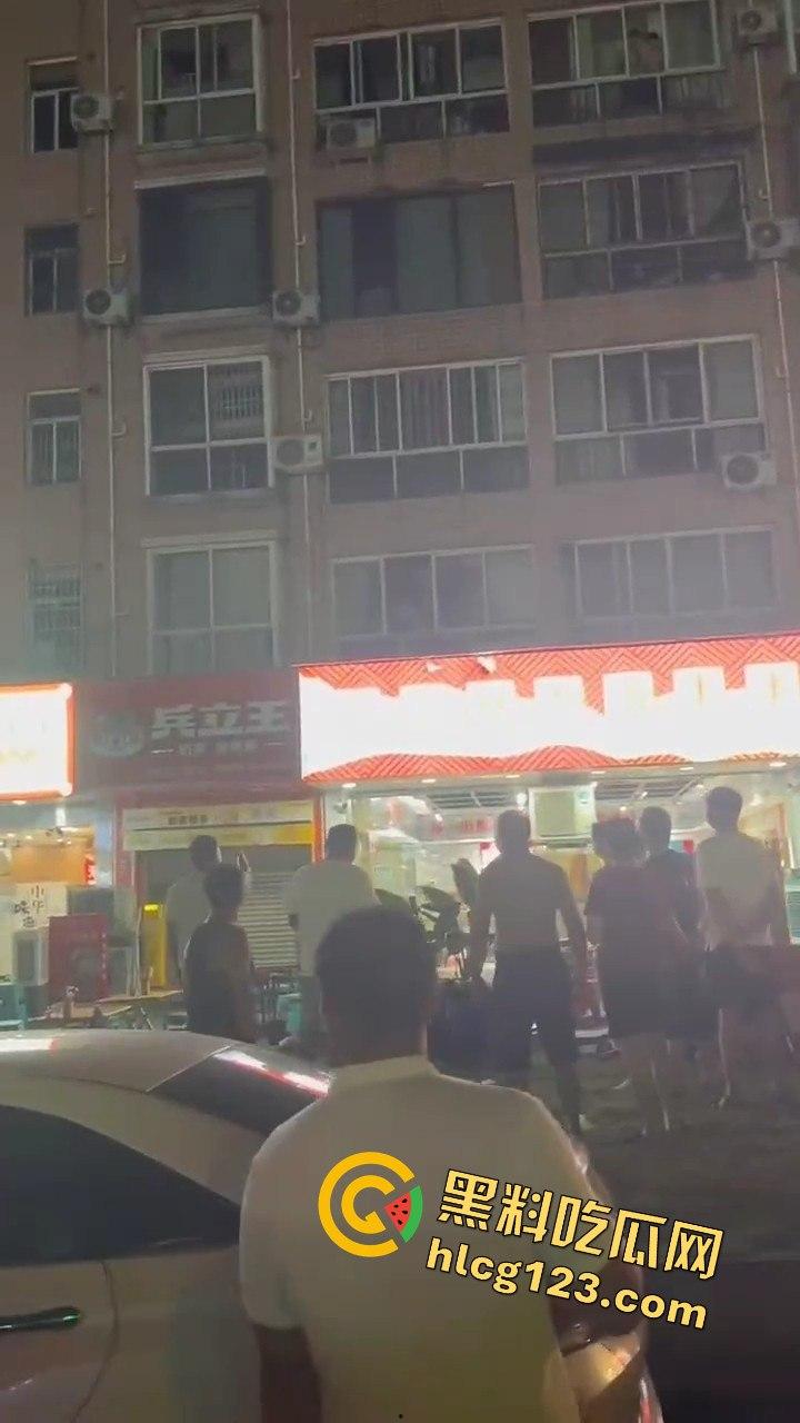 四川成都,路边吃个烧烤都要给被泼!正义大哥直接反击!