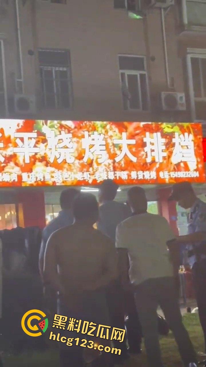 四川成都,路边吃个烧烤都要给被泼!正义大哥直接反击!