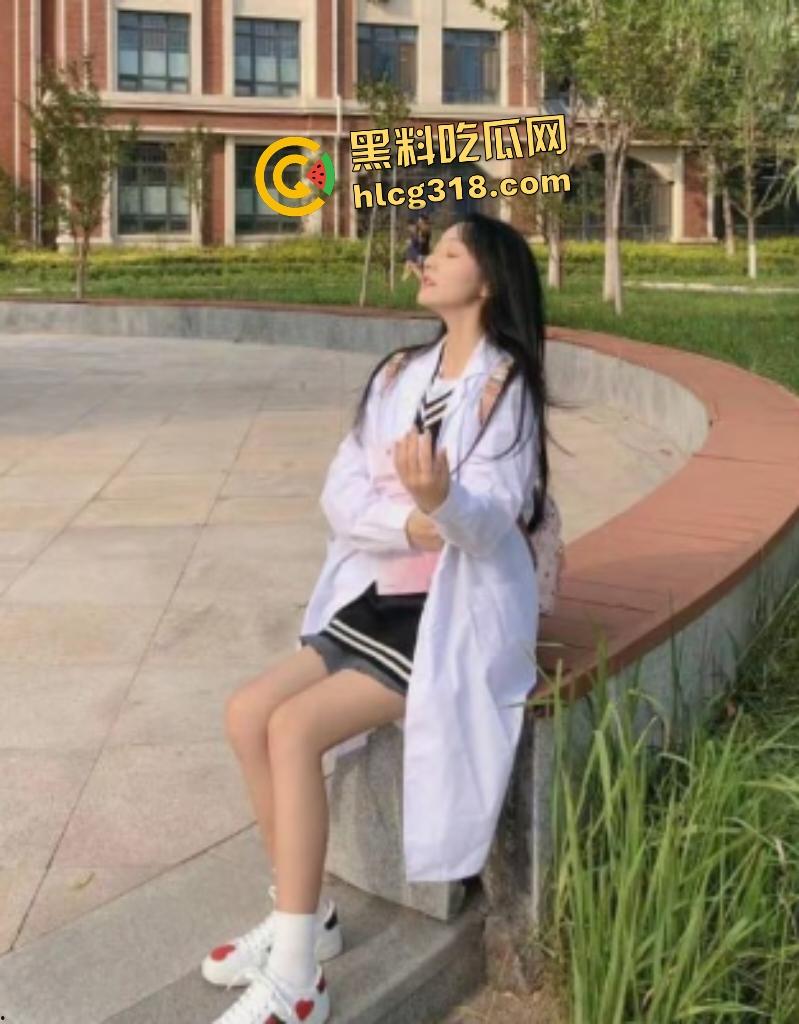 齐鲁医药学院大三张佳薇反差骚鸡！乖女床上被男友扣逼猛操，大鸡巴塞满爽翻！