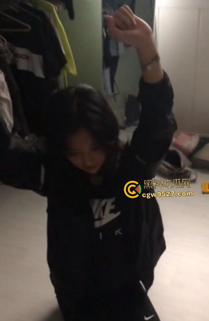 大二学姐说要给学弟露一手！谁知是要给学弟口交，自称是校内第一口活，无套内射让学弟感叹！