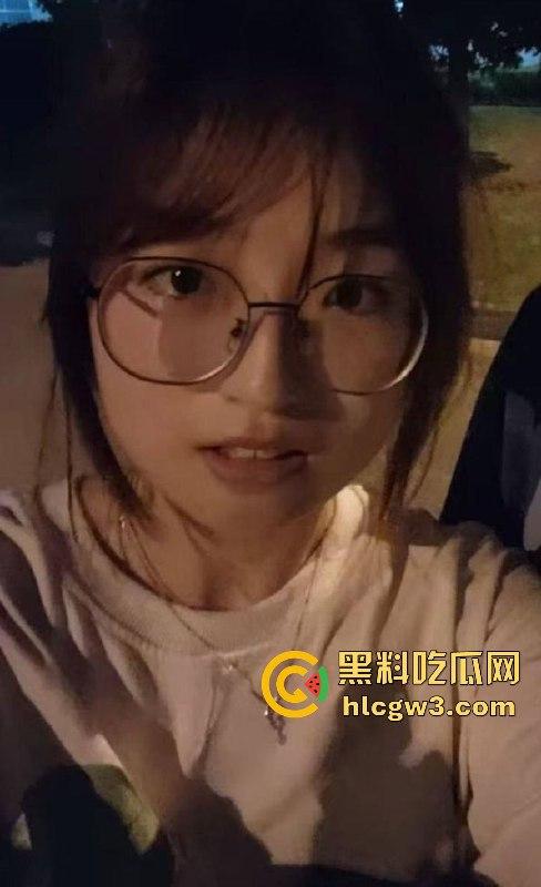 广西大专女学生【张可欣】私密视频外泄！学长曝光其吃鸡吧视频，女主疑受打击休学！