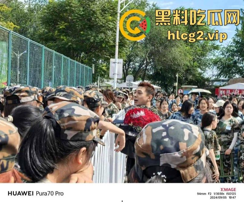 从震惊到无语:男生手捧玫瑰表白男教官 当街牵手惹众人激动跳脚!