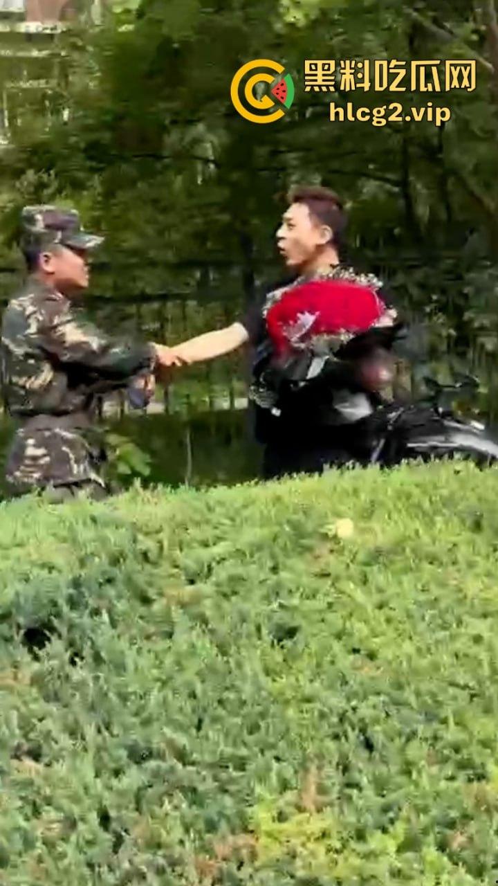 从震惊到无语:男生手捧玫瑰表白男教官 当街牵手惹众人激动跳脚!