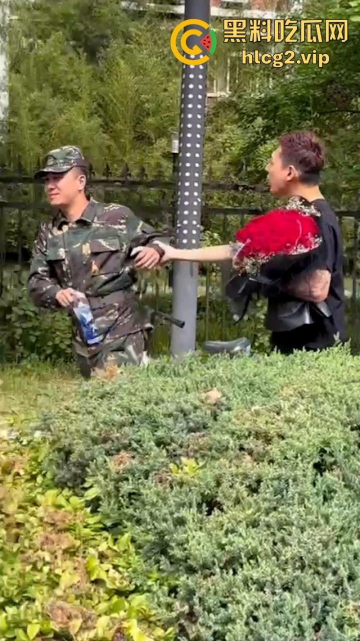 从震惊到无语:男生手捧玫瑰表白男教官 当街牵手惹众人激动跳脚!