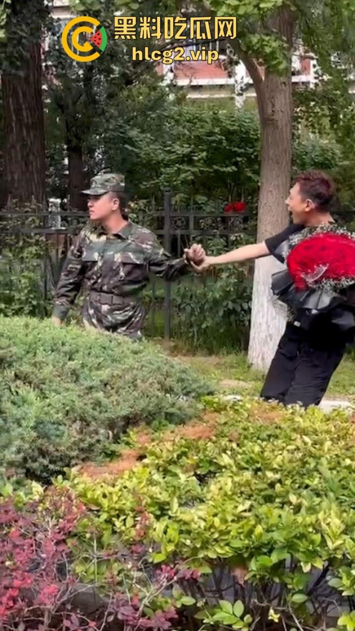 从震惊到无语:男生手捧玫瑰表白男教官 当街牵手惹众人激动跳脚!