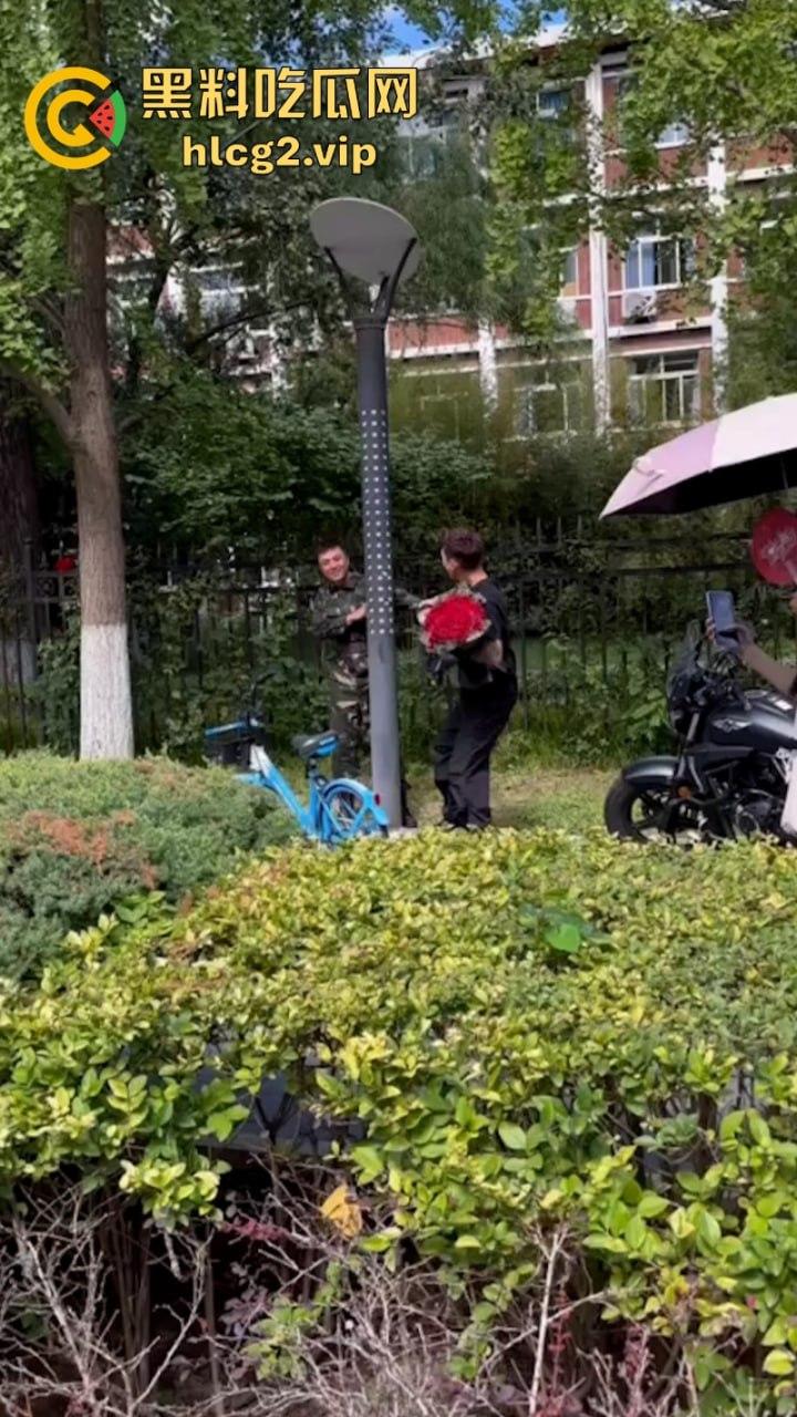 从震惊到无语:男生手捧玫瑰表白男教官 当街牵手惹众人激动跳脚!