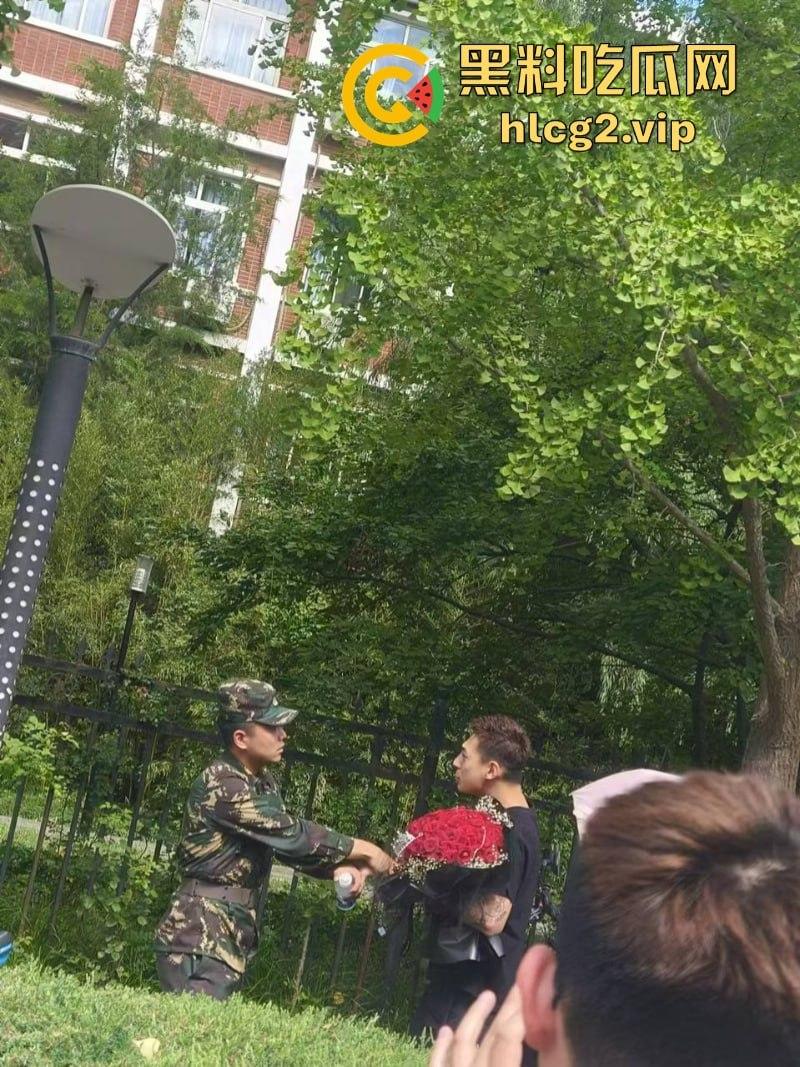 从震惊到无语:男生手捧玫瑰表白男教官 当街牵手惹众人激动跳脚!