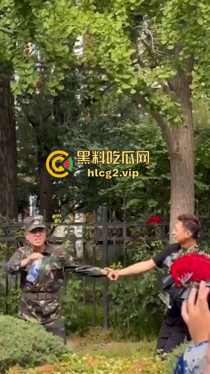 从震惊到无语:男生手捧玫瑰表白男教官 当街牵手惹众人激动跳脚!