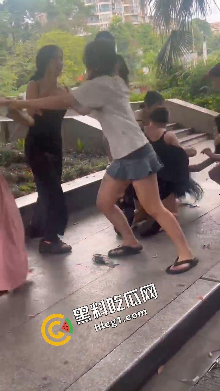 广西梧州小区公园精神小妹 互相撕逼 群殴打架 精神小伙拍摄视频传出
