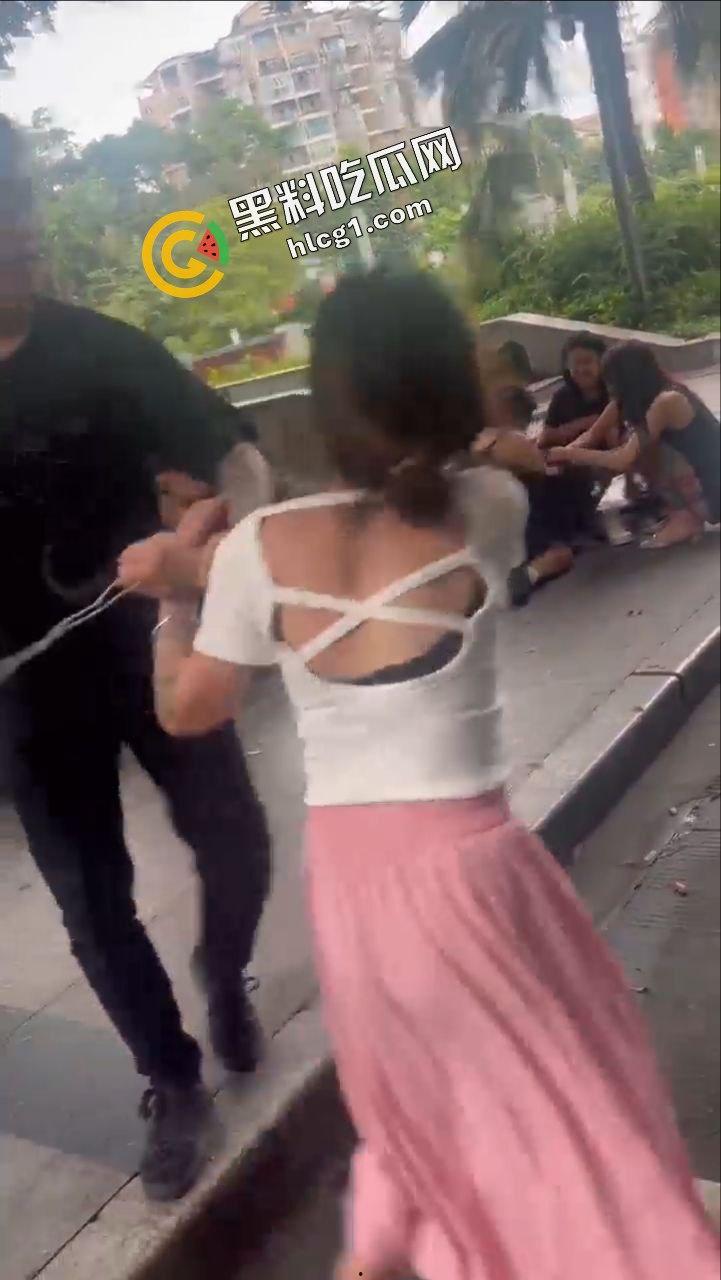 广西梧州小区公园精神小妹 互相撕逼 群殴打架 精神小伙拍摄视频传出
