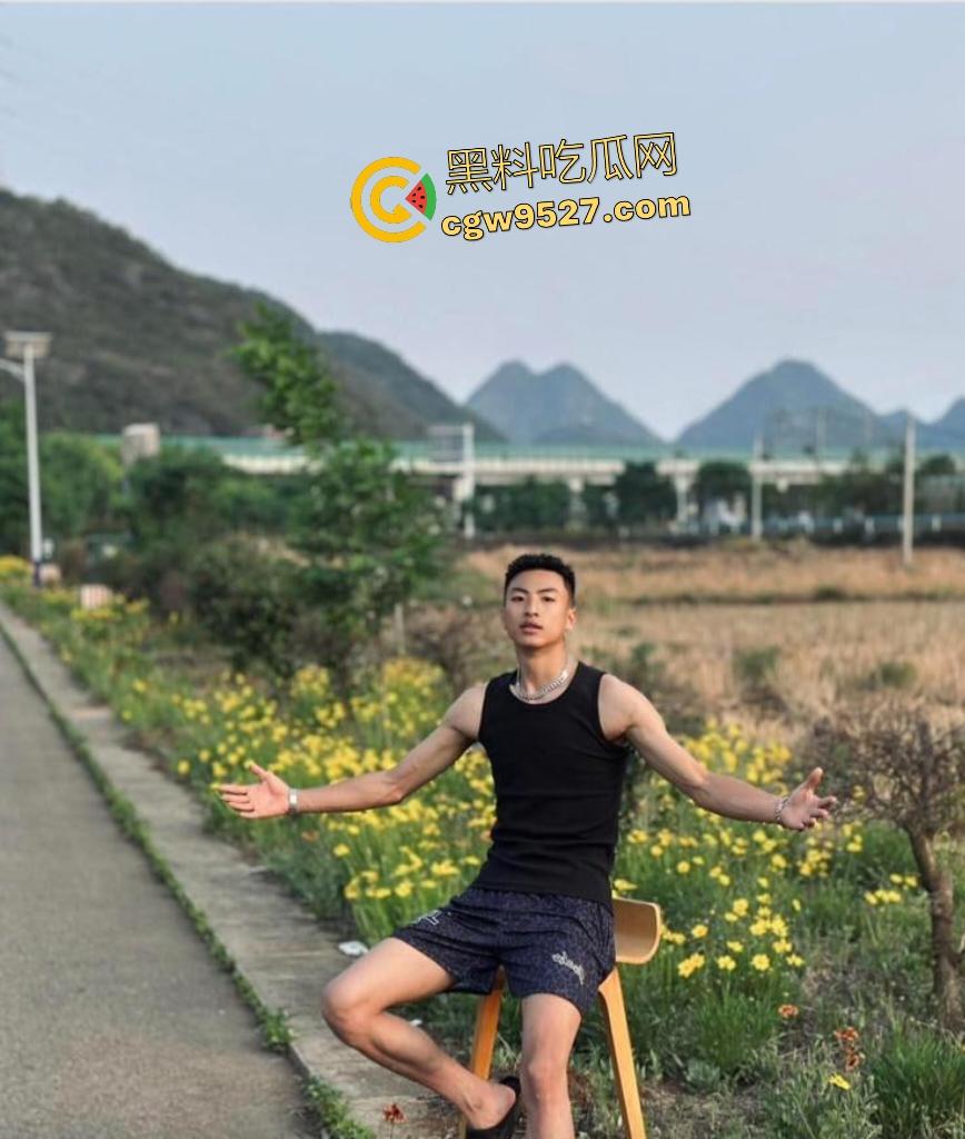 抖音【羞涩的潇】约炮女粉丝,床上干到卫生间,不愧是健身的,这么肥都干得动,拍照炫耀战利品!