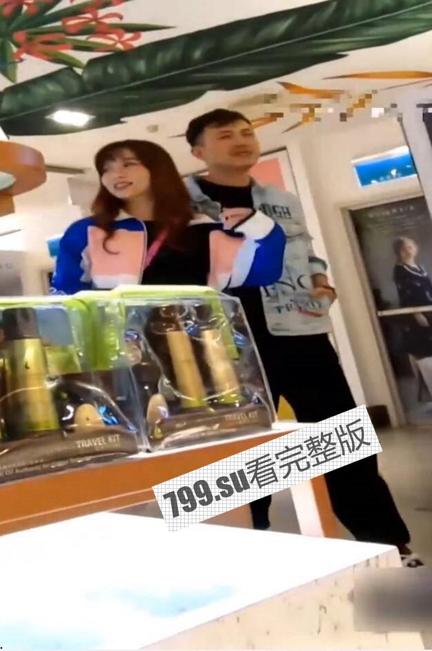 顶级偷拍 偶遇穿超短裙还不穿内裤的骚货 大神当着男友面抄底 11 分钟完整版