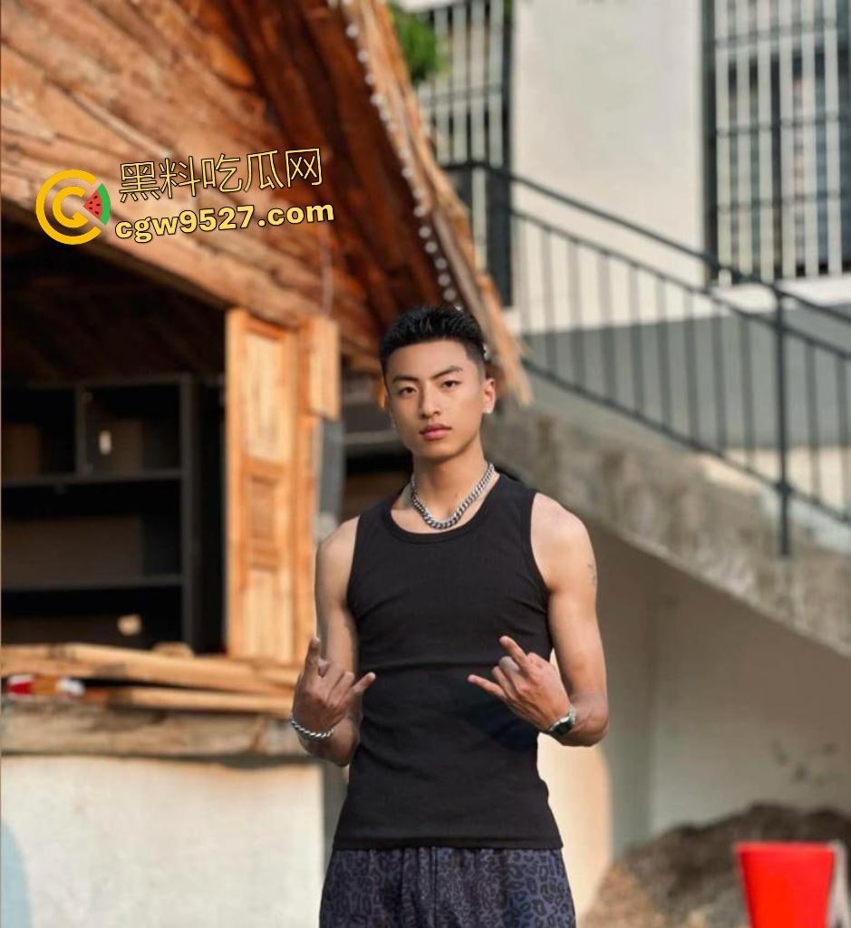 抖音【羞涩的潇】约炮女粉丝,床上干到卫生间,不愧是健身的,这么肥都干得动,拍照炫耀战利品!