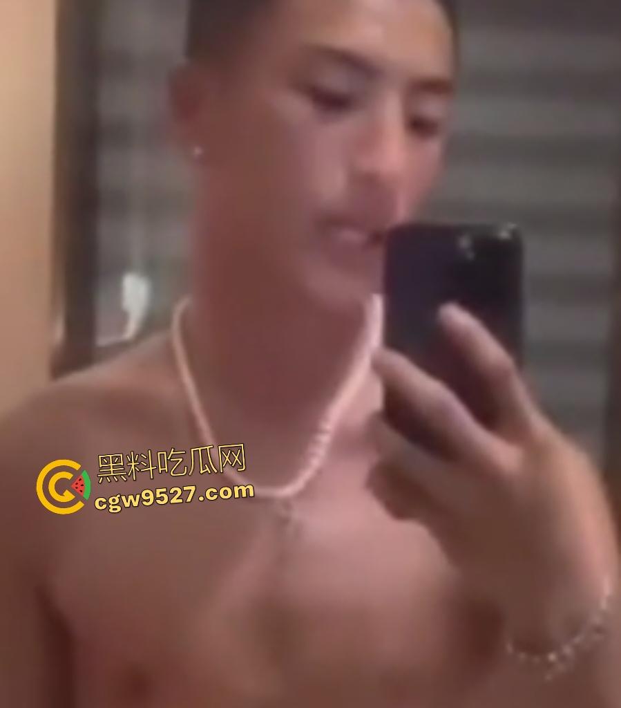 抖音【羞涩的潇】约炮女粉丝,床上干到卫生间,不愧是健身的,这么肥都干得动,拍照炫耀战利品!