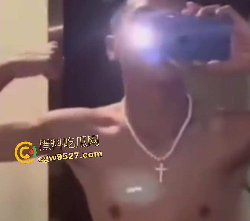 抖音【羞涩的潇】约炮女粉丝,床上干到卫生间,不愧是健身的,这么肥都干得动,拍照炫耀战利品!