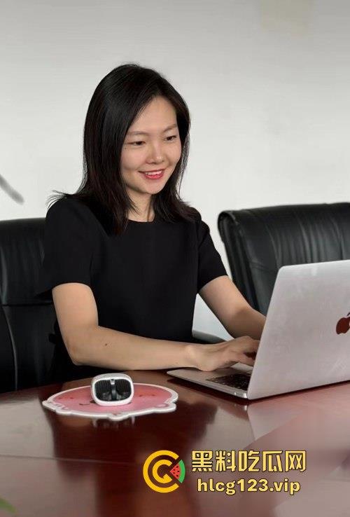 华夏航空传媒女强人『王文丽』趁老公不在家，和男同事偷情，后入爆操黑丝长腿，情趣内衣撩到爆炸！