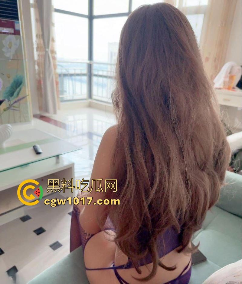 顶级肥臀尤物，紫色吊带丝袜姐姐的性感诱惑！沙发上无套猛插，女上骑乘狂摇，精液喷溅狂泄！