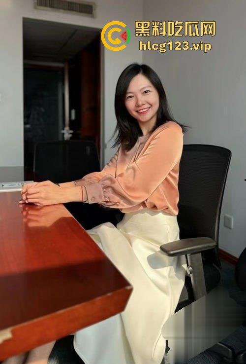 华夏航空传媒女强人『王文丽』趁老公不在家,和男同事偷情,后入爆操黑丝长腿,情趣内衣撩到爆炸!