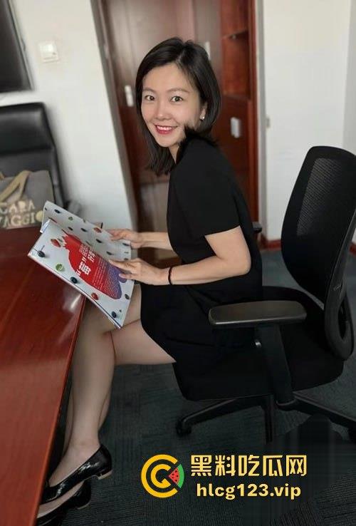 华夏航空传媒女强人『王文丽』趁老公不在家,和男同事偷情,后入爆操黑丝长腿,情趣内衣撩到爆炸!